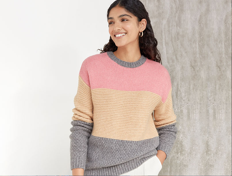 Femme portant un pull à rayures