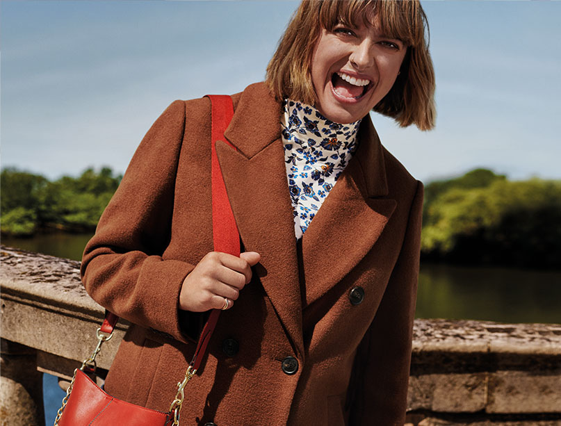 Clemmie Hooper porte un manteau classique marron