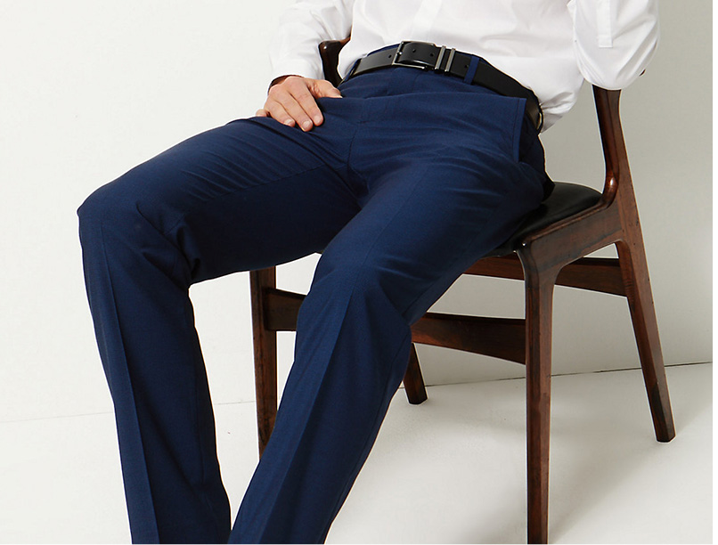 Homme en pantalon marine