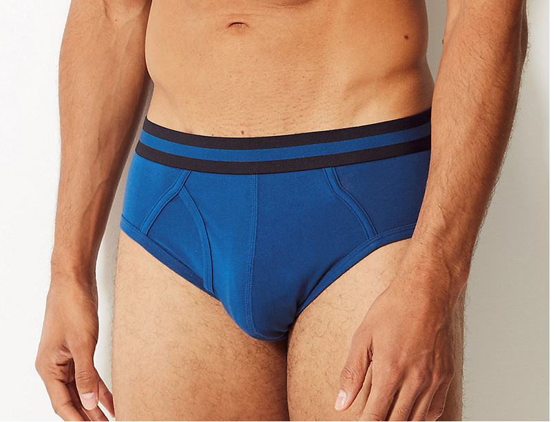 Homme portant un slip bleu