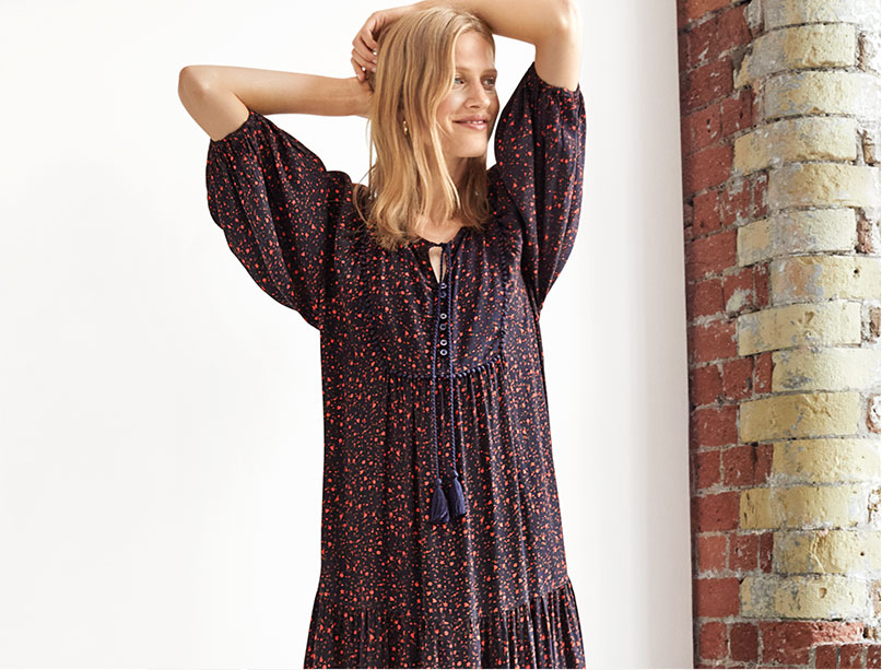 Femme portant une robe à pois