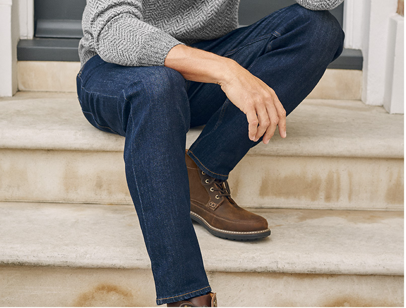 Homme portant un chino marine