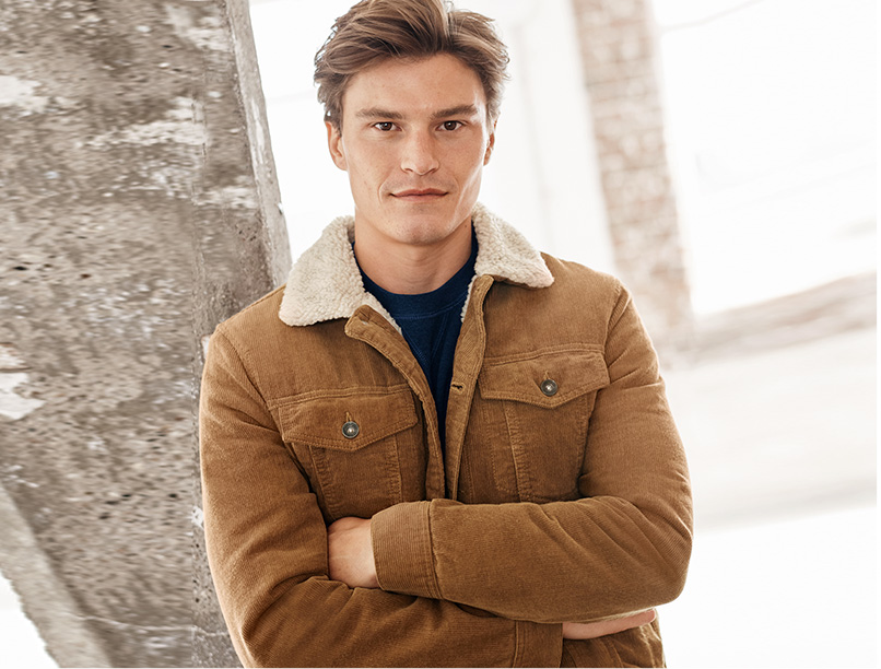 Homme portant une veste doublée en peau de mouton