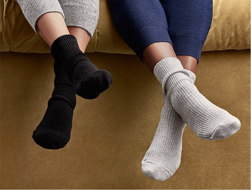 Femmes portant des chaussettes à motif côtelé
